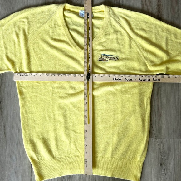 Vintage Yellow Pickering Sweater Mens M Showboat Casino Pullover V-Neck - Picture 5 of 7